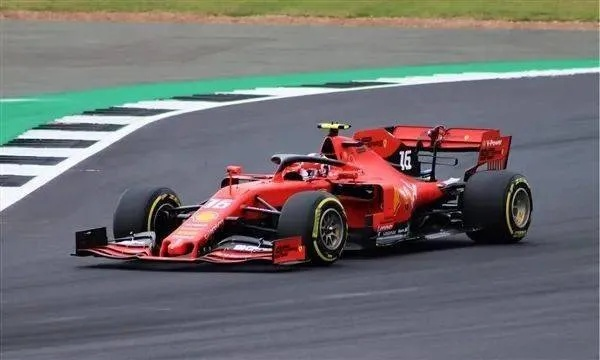 F1赛车入门指南（从零开始了解F1赛车的技术和步骤）